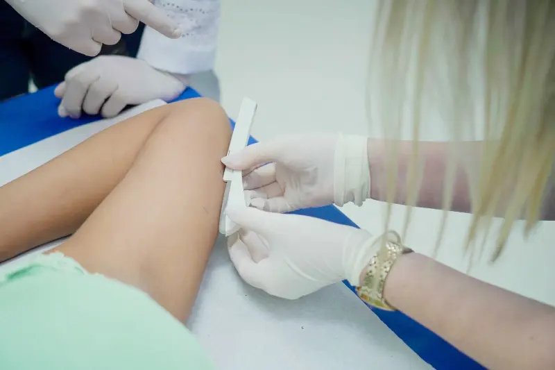 Aplicação de implante contraceptivo na saúde pública. O Ministério da Saúde emitiu nota técnica sobre o procedimento em adolescentes a partir de 14 anos.