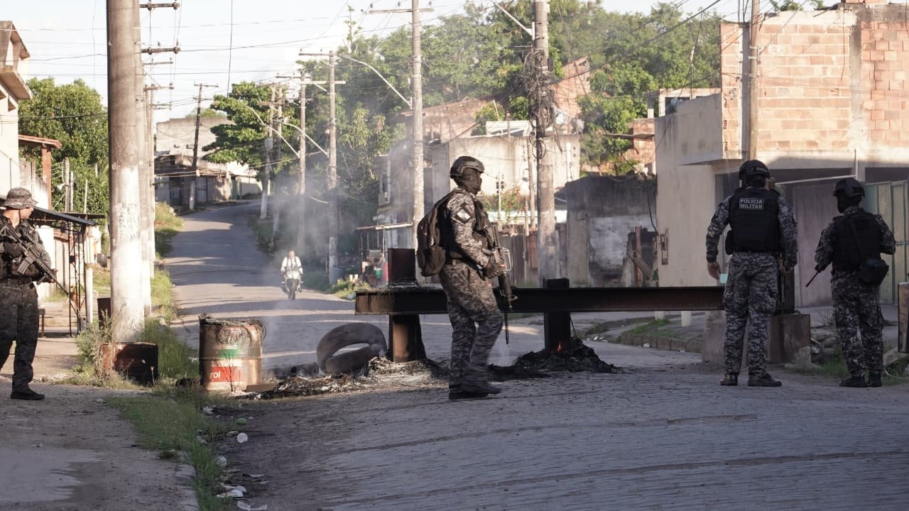 Ação é realizada no Complexo do Salgueiro, em São Gonçalo, no Grande Rio, contra 44 alvos do CV.
