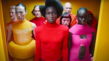 Campanha da Jaguar lançada em 2024: figuras andróginas desconectadas do público tradicional da marca Imagem referente a matéria