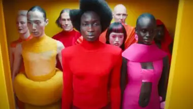 Campanha da Jaguar lançada em 2024: figuras andróginas desconectadas do público tradicional da marca