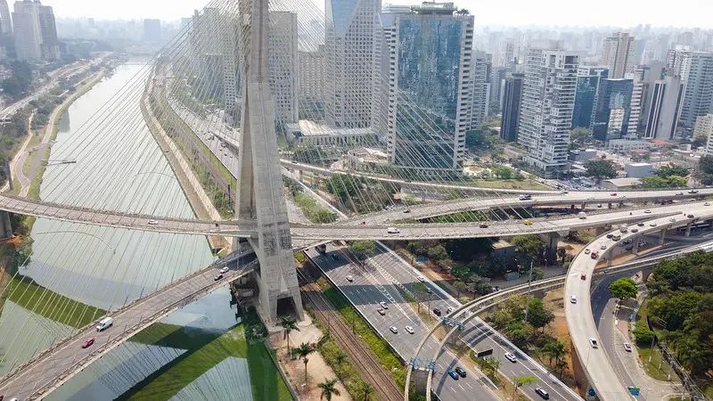 O Rio Pinheiros se torna símbolo da nova mobilidade paulistana, com parques lineares e trajetos que aproximam bairros e pessoas.