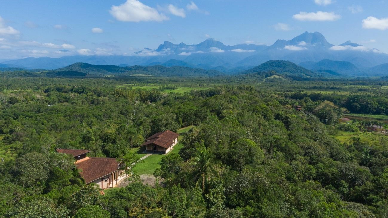 Área preservada da Grande Reserva Mata Atlântica, onde a governança em rede fortalece o ecoturismo e a economia local.