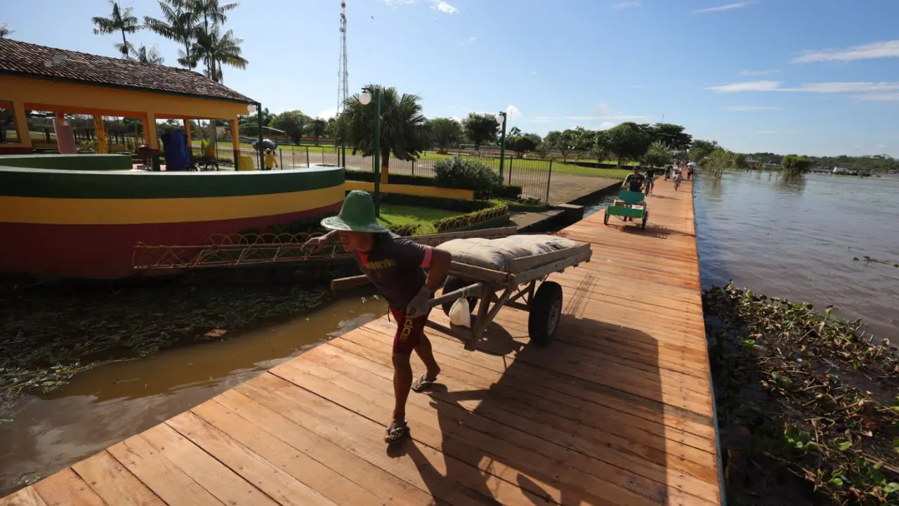 Passarelas de madeira cruzam a cidade e revelam o cotidiano de Afuá, conhecida como a “Veneza Marajoara”