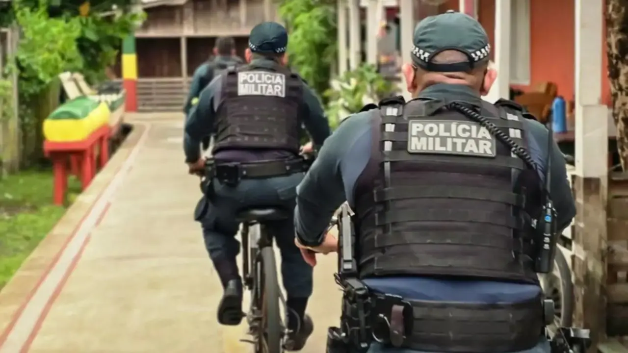 Policiais militares realizam patrulhamento ciclístico pelas passarelas de Afuá, modelo adaptado à cidade sem carros.