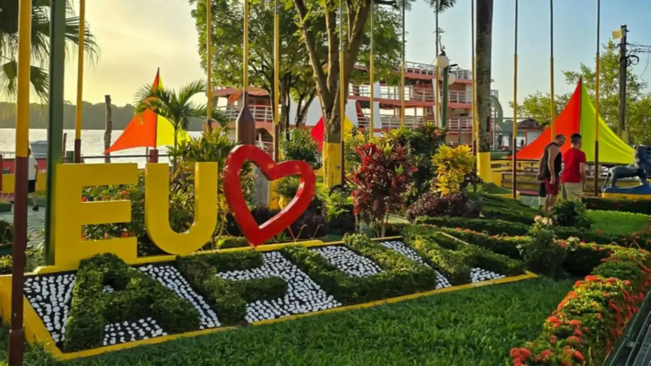 Turistas exploram as passarelas e conhecem a rotina singular da cidade amazônica.