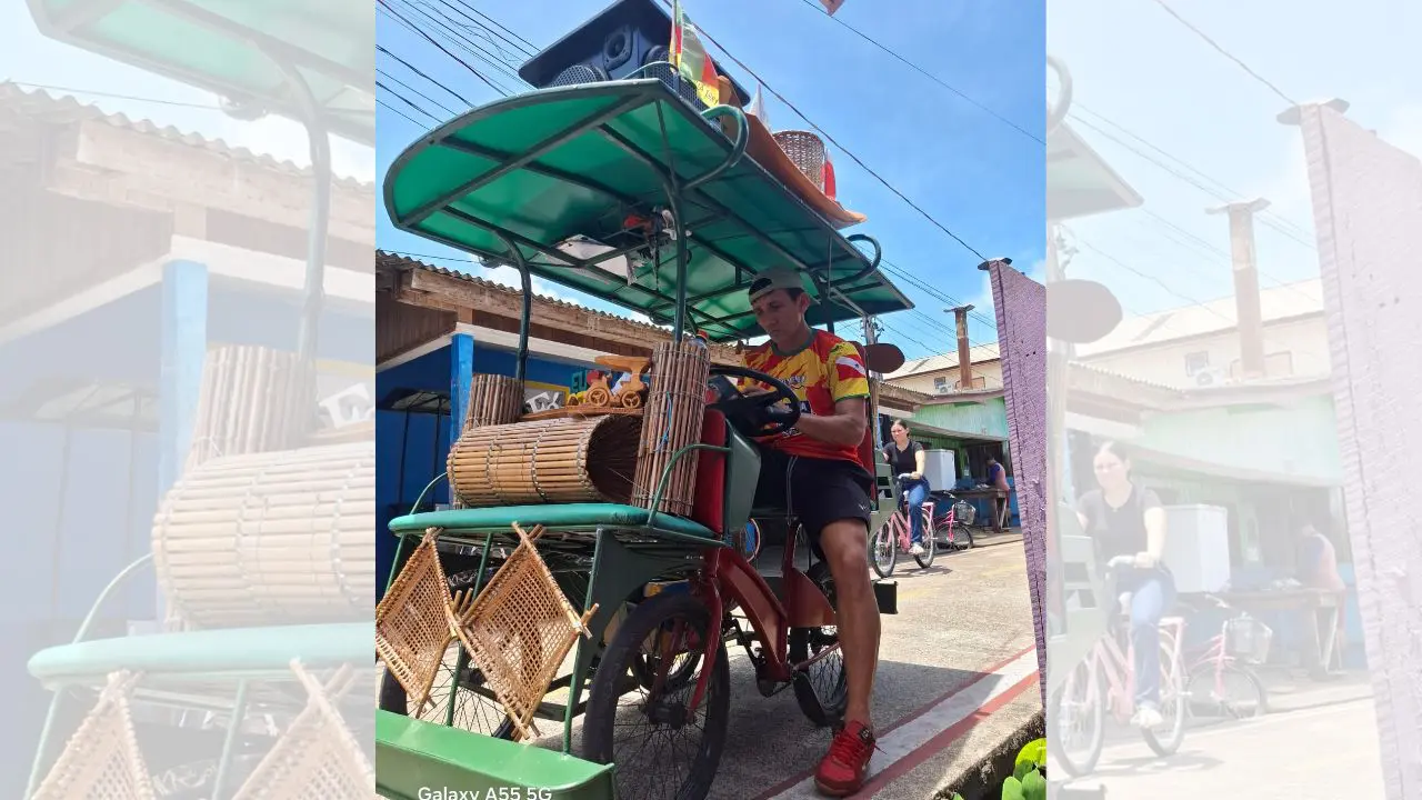 Elton Jardim tem um bicitáxi conhecio na cidade de Afuá. 