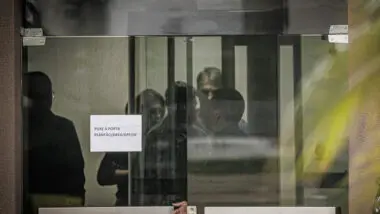 Caso a caso: Bolsonaro leva Michelle à porta da PF após visita. Moraes negou ao ex-presidente possibilidade de pedido de visitas diretamente à Superintendência onde está preso.