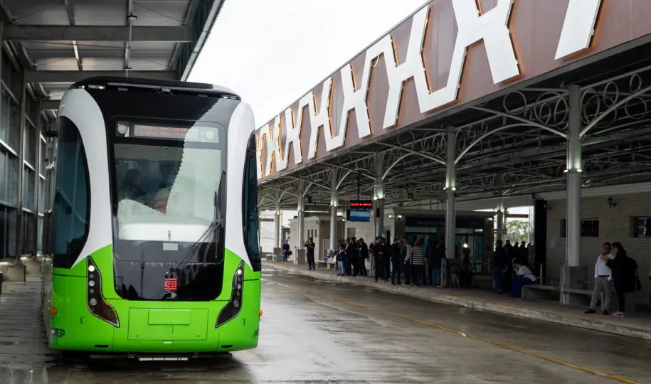 Inédito na América do Sul, o Bonde Urbano Digital inicia operação experimental na RMC, conectando Piraquara e Pinhais em viagens de avaliação técnica.