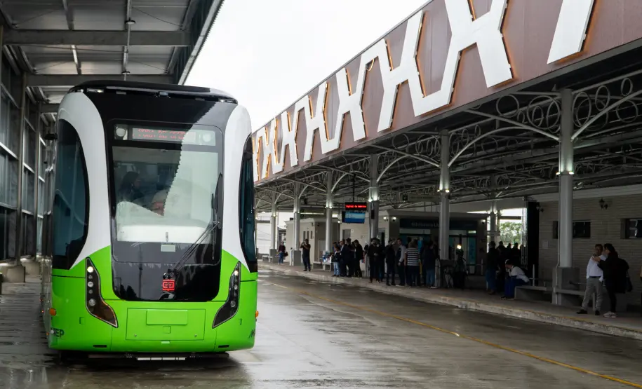 Inédito na América do Sul, o Bonde Urbano Digital inicia operação experimental na RMC, conectando Piraquara e Pinhais em viagens de avaliação técnica.