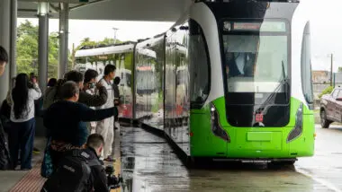 Passageiros registram a estreia do Bonde Urbano Digital, que chamou atenção pela tecnologia utilizada.