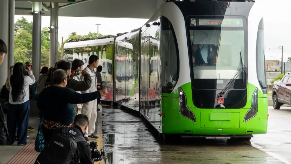 Passageiros registram a estreia do Bonde Urbano Digital, que chamou atenção pela tecnologia utilizada.