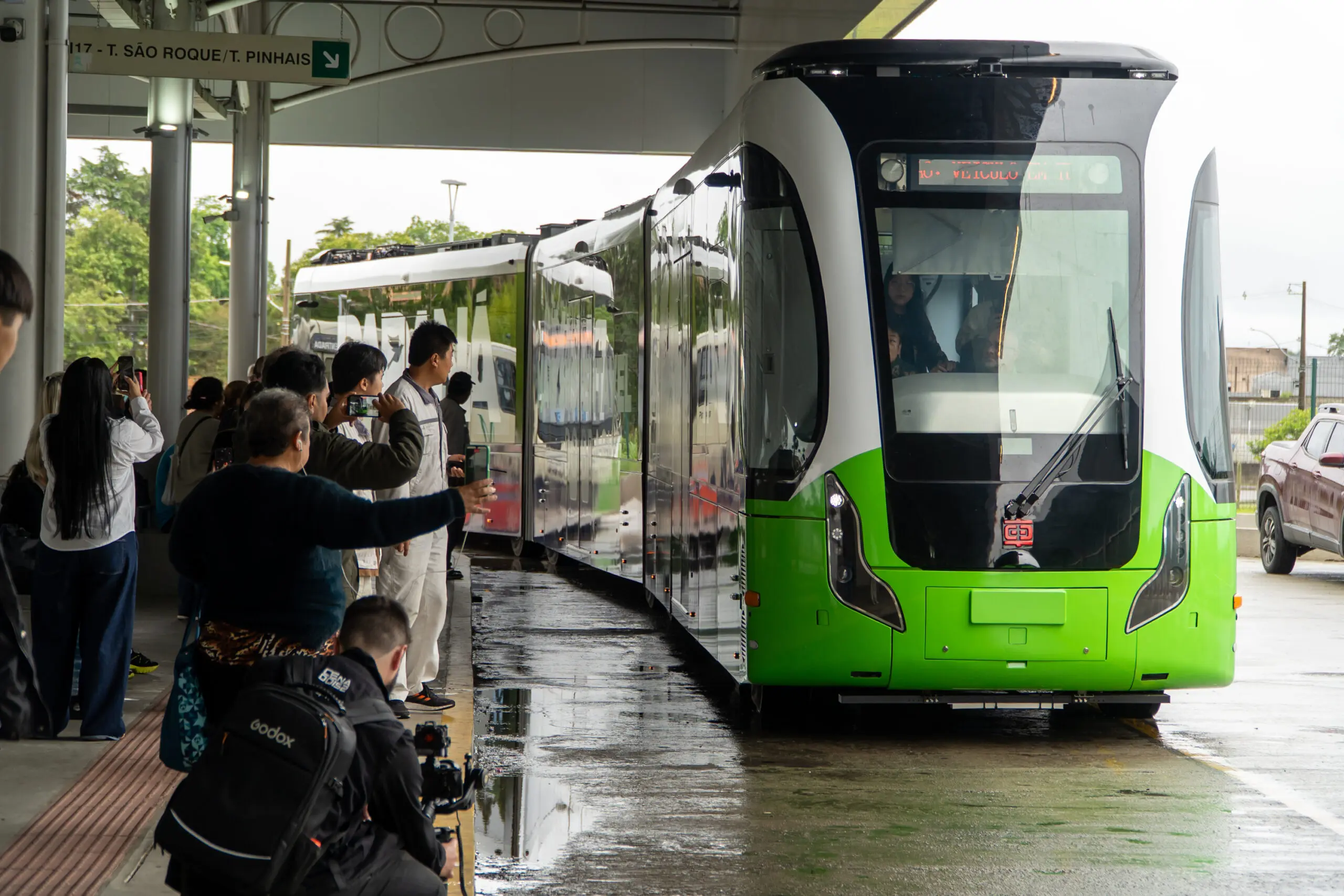 Passageiros registram a estreia do Bonde Urbano Digital, que chamou atenção pela tecnologia utilizada.