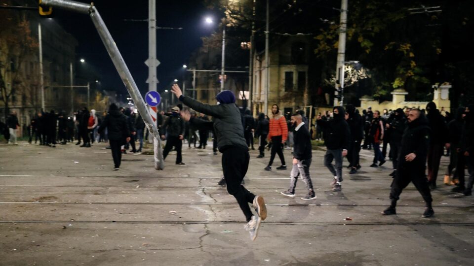 Grandes protestos da geração Z derrubam primeiro governo na Europa