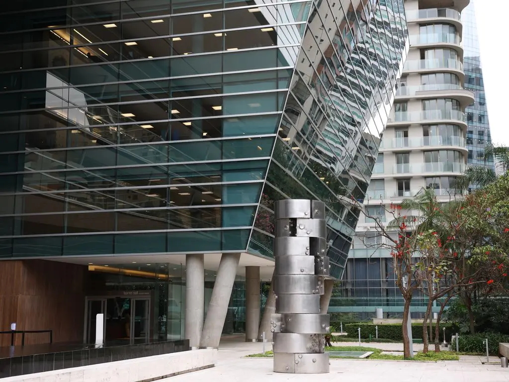 O crescimento de data centers e empresas de tecnologia no eixo Faria Lima–Berrini evidencia o avanço da capital como polo de inovação.