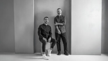 Um dos profissionais envolvidos é o arquiteto paranaense e ex-apresentador do programa Decora da GNT, Maurício Arruda. Na foto com seu sócio e head de criação da Todos Arquitetura Fabio Mota