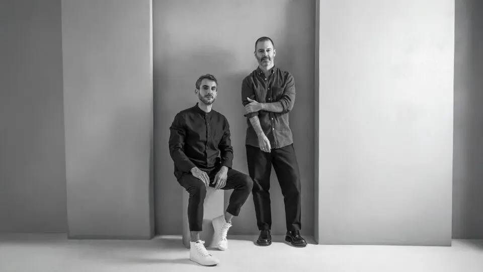 Um dos profissionais envolvidos é o arquiteto paranaense e ex-apresentador do programa Decora da GNT, Maurício Arruda. Na foto com seu sócio e head de criação da Todos Arquitetura Fabio Mota