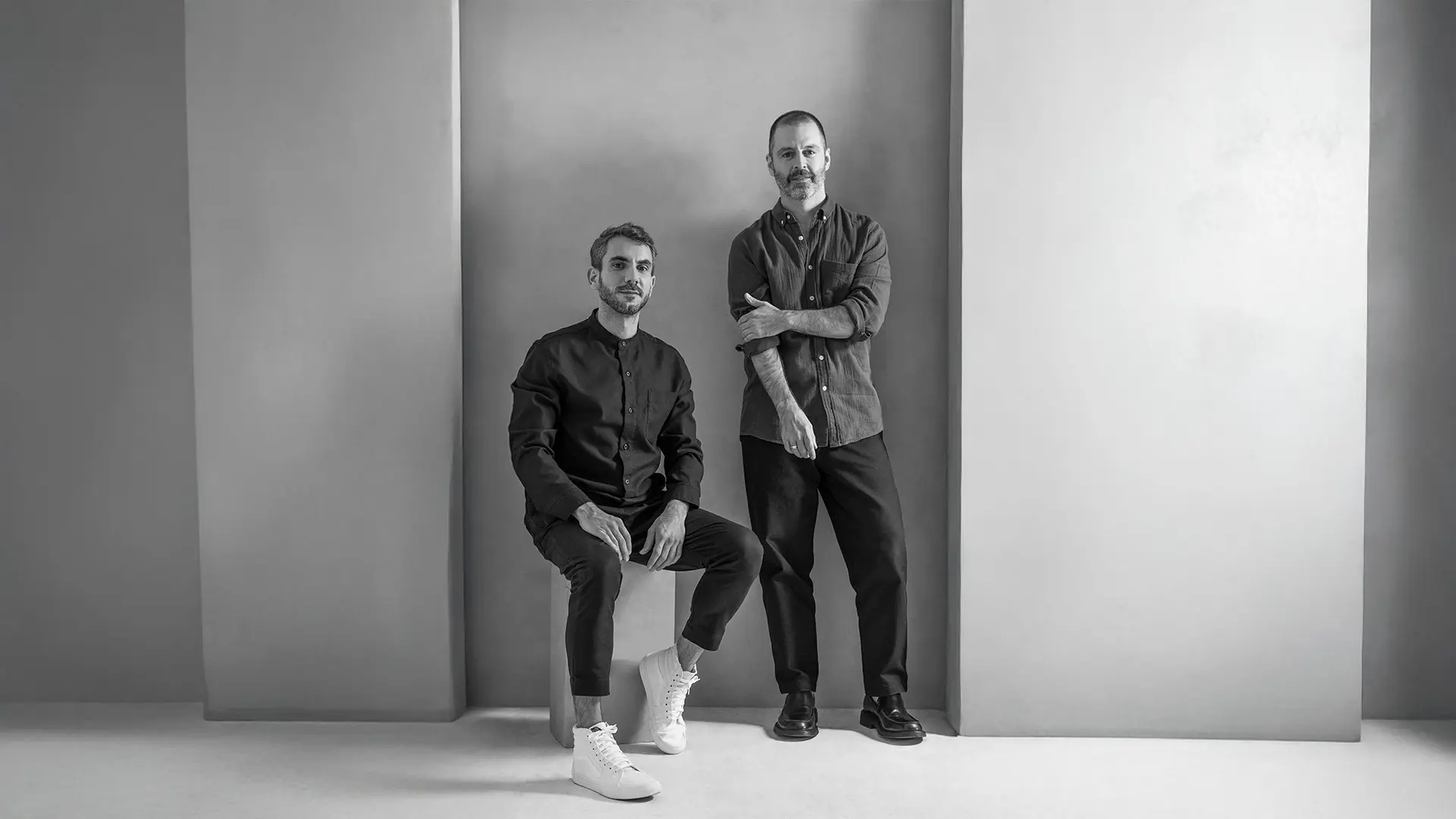 Um dos profissionais envolvidos é o arquiteto paranaense e ex-apresentador do programa Decora da GNT, Maurício Arruda. Na foto com seu sócio e head de criação da Todos Arquitetura Fabio Mota