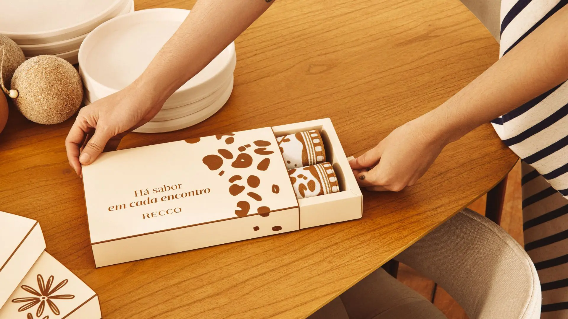 Entre luz suave, detalhes artesanais e uma mesa acolhedora, a Recco traduz o espírito dos encontros de fim de ano.