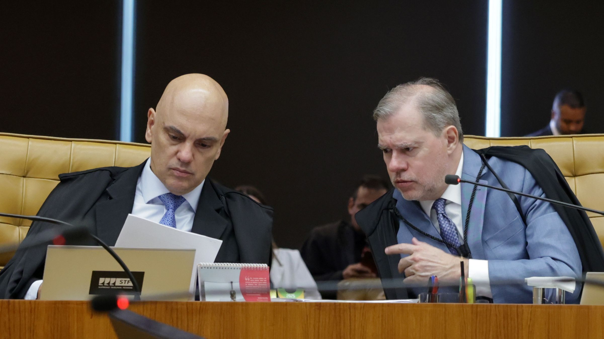 Os ministros Alexandre de Moraes e Dias Toffoli, em sessão do plenário do STF em 3 de dezembro.