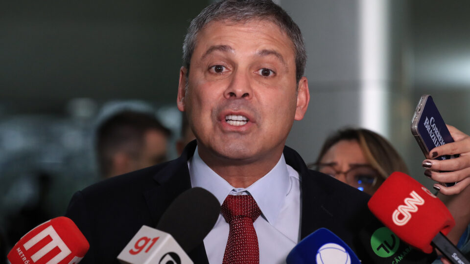 Líder do PT pede que STF obrigue Motta a cumprir cassação de Zambelli e Ramagem