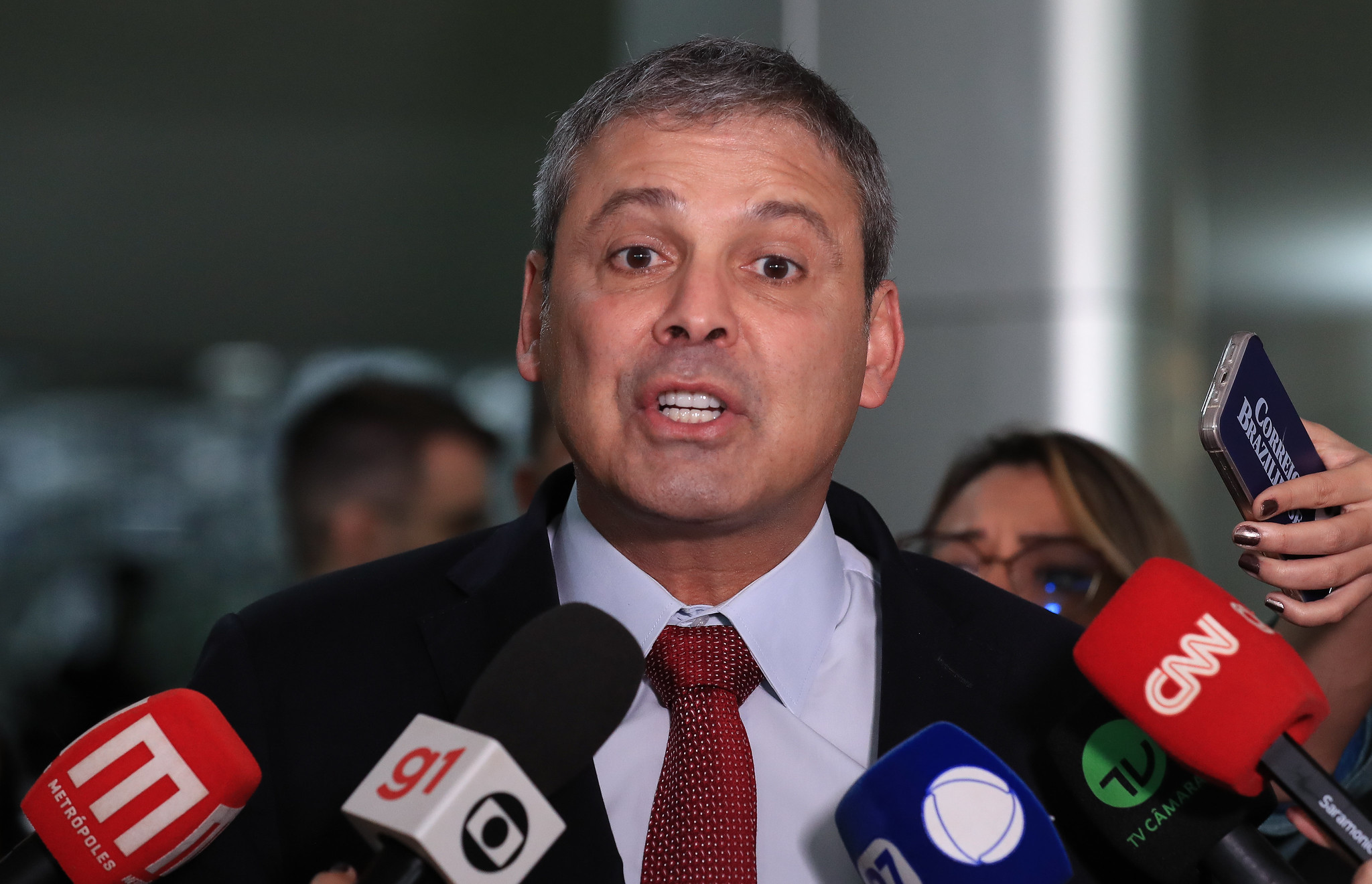 Lindbergh Farias afirmou que Hugo Motta estará cometendo prevaricação, caso descumpra ordem do STF sobre Zambelli e Ramagem.
