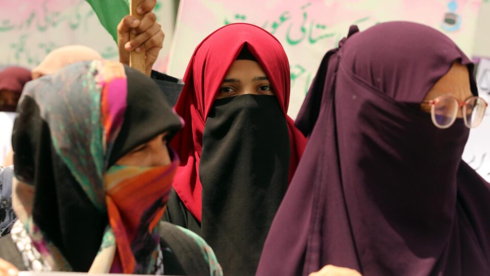 Áustria aprova proibição do véu islâmico para menores de 14 anos em escolas