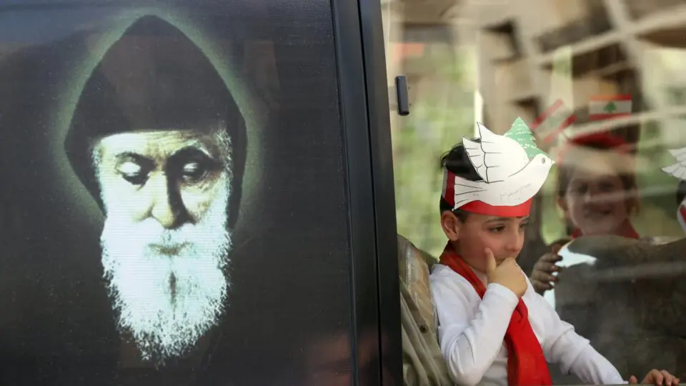 Imagem de São Charbel em um ônibus escolar no Líbano