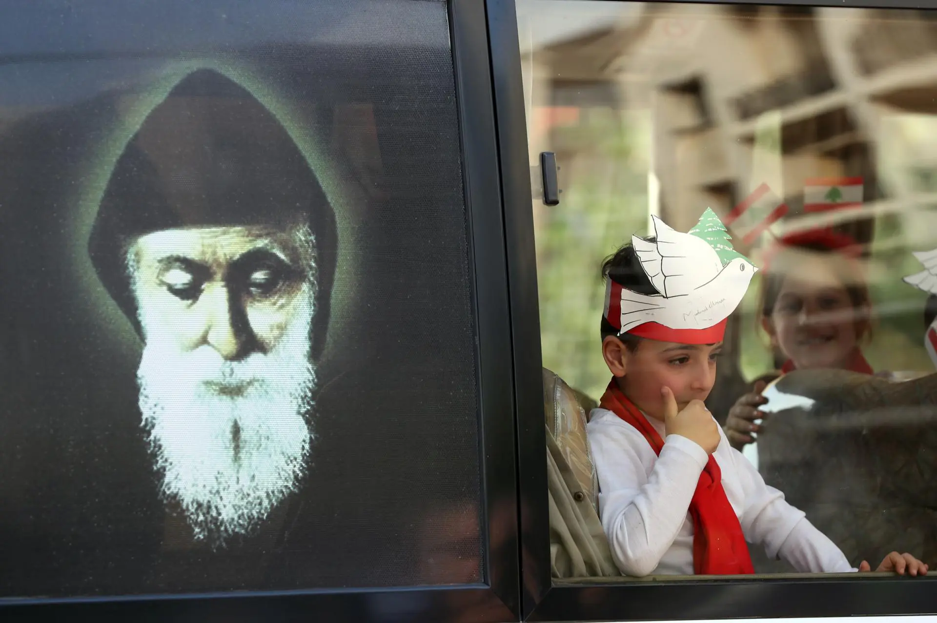 Imagem de São Charbel em um ônibus escolar no Líbano