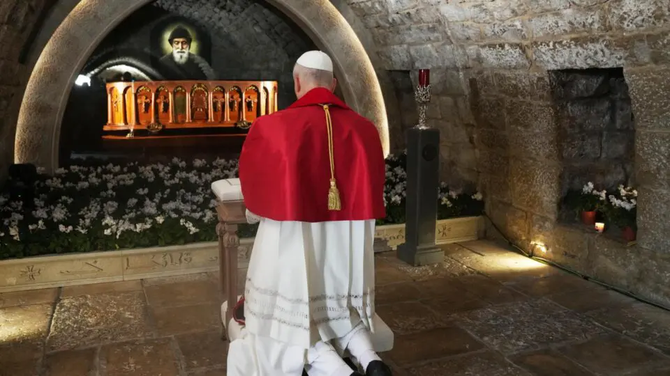 O Papa Leão XIV reza diante do túmulo de São Charbel Makhlouf: visita histórica.