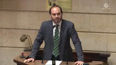 Vereador Carlos Bolsonaro anuncia renúncia à Câmara do Rio de Janeiro e confirma mudança para Santa Catarina, onde disputará o Senado.