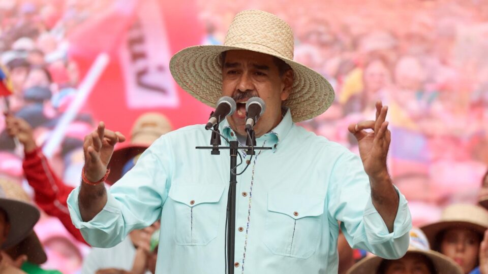 Maduro diz que Milei “fugiu com diarreia” ao ver protestos contra María Corina