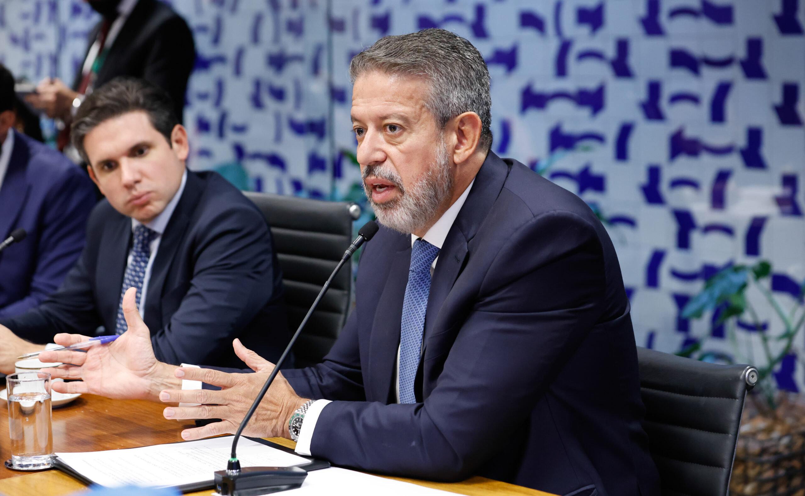 Ex-presidente da Câmara, Lira critica a condução de Motta após Câmara suspender Glauber Braga em vez de cassá-lo.