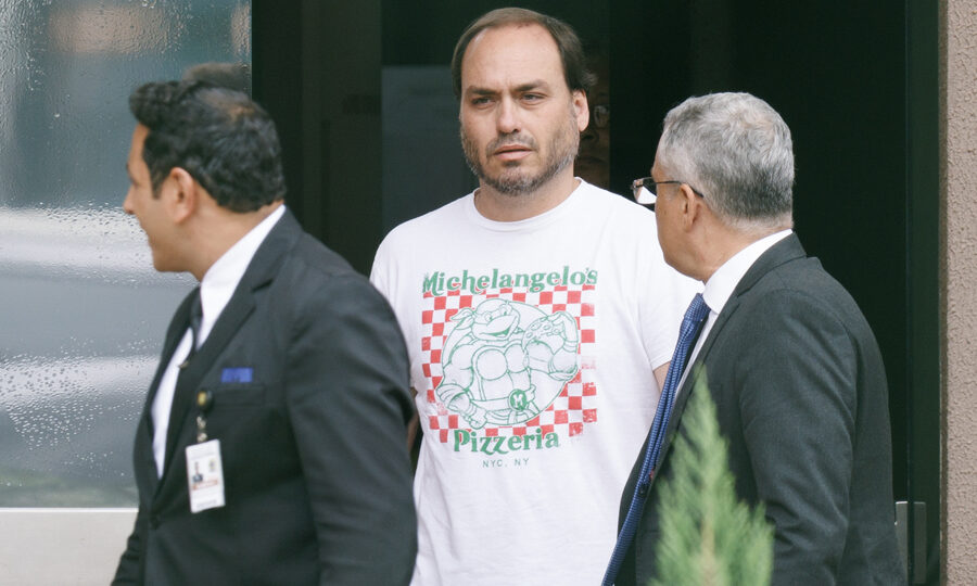 Carlos Bolsonaro divulga vídeo inédito do pai para pedir cuidados médicos contínuos