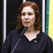 Moraes vota para manter perda de mandato de Carla Zambelli contrariando a Câmara dos Deputados Carla Zambelli