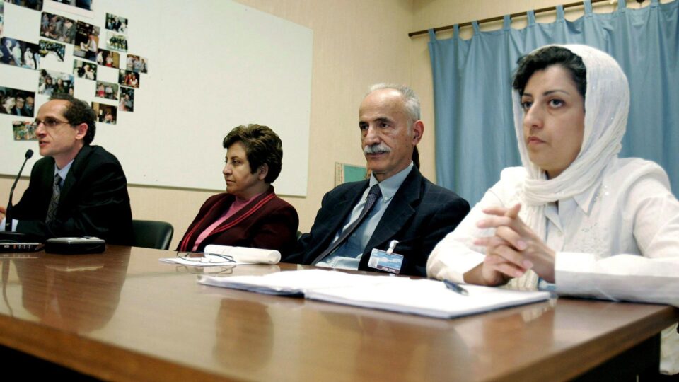 Ativista iraniana ganhadora do Nobel da Paz é detida “de forma violenta”, informa fundação