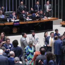 Paulinho da Força, relator do PL da Dosimetria, ocupa a tribuna da Câmara durante sessão que votou o projeto de lei. Imagem referente a matéria