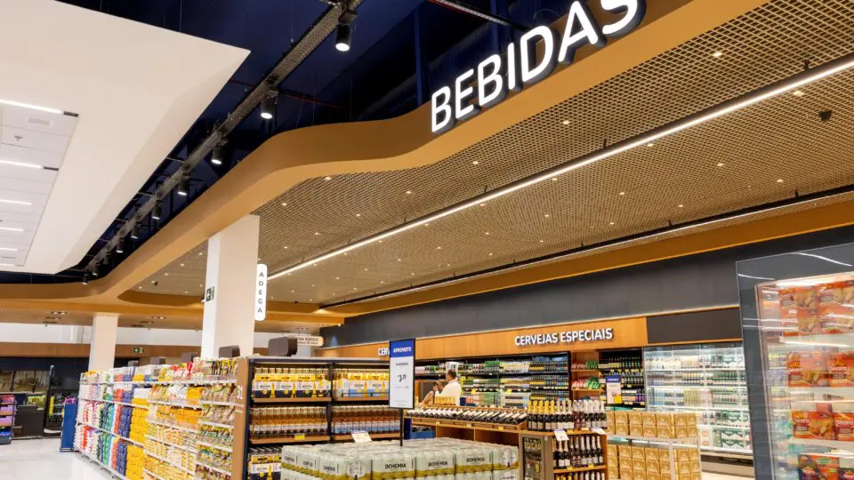 O Mundo de Bebidas do Condor Mercês oferece uma ampla variedade de rótulos, organizados por país de origem e categoria, incluindo vinhos em temperatura ideal para consumo imediato.