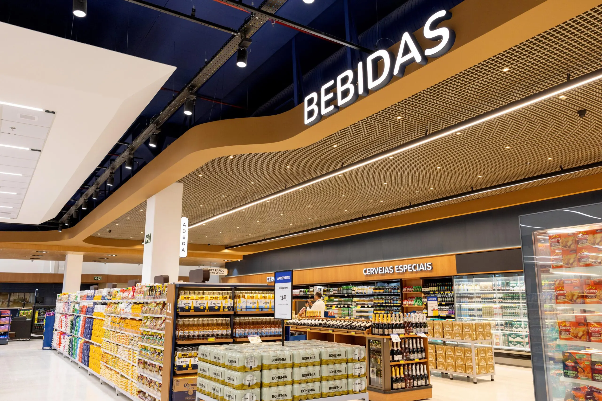 O Mundo de Bebidas do Condor Mercês oferece uma ampla variedade de rótulos, organizados por país de origem e categoria, incluindo vinhos em temperatura ideal para consumo imediato.