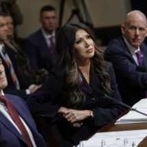 A secretária de Segurança Interna dos Estados Unidos, Kristi Noem, em audiência na Câmara na quinta-feira (11) Imagem referente a matéria