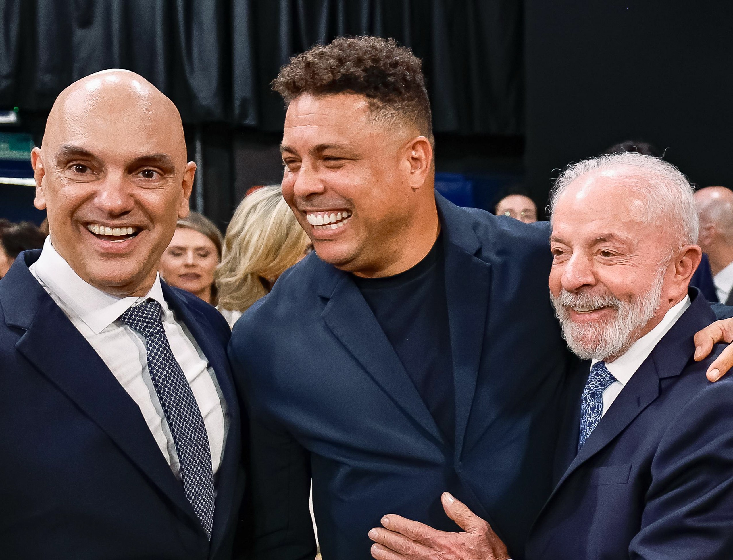 Moraes, o ex-jogador Ronaldo e Lula durante o lançamento do SBT News.