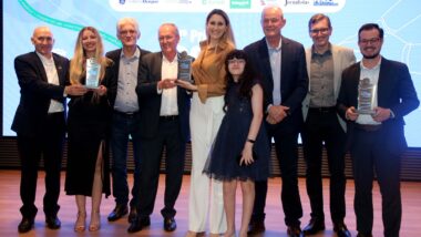 A jornalista da Gazeta do Povo Juliet Manfrin (ao centro) venceu em primeiro lugar o Prêmio Ocepar de Jornalismo na categoria impresso/digital. Imagem referente a matéria