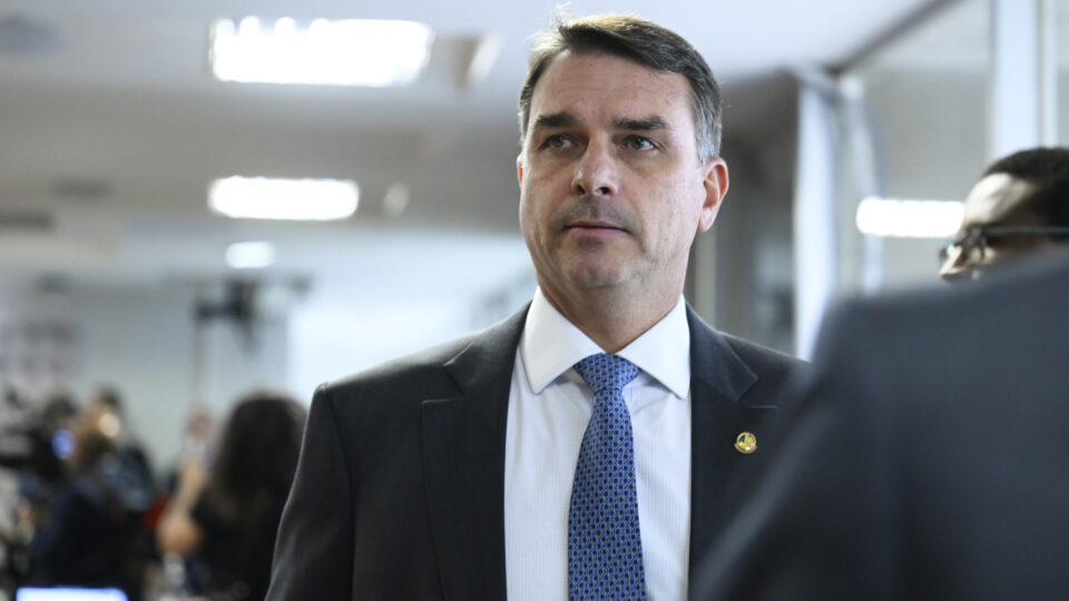 Flávio diz que PL da dosimetria é “horroroso” e exalta “sacrifício” de Bolsonaro