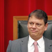 Tarcísio aplaude Moraes, sorri para Lula e reforça perfil moderado ao lado de Nunes Imagem referente a matéria