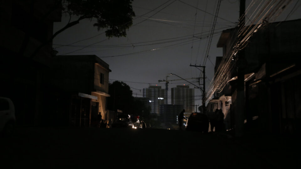 Justiça determina à Enel retorno imediato de luz em SP sob pena de multa de R$ 200 mil por hora
