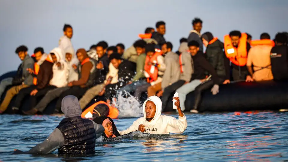 imigração ilegal botes frança inglaterra