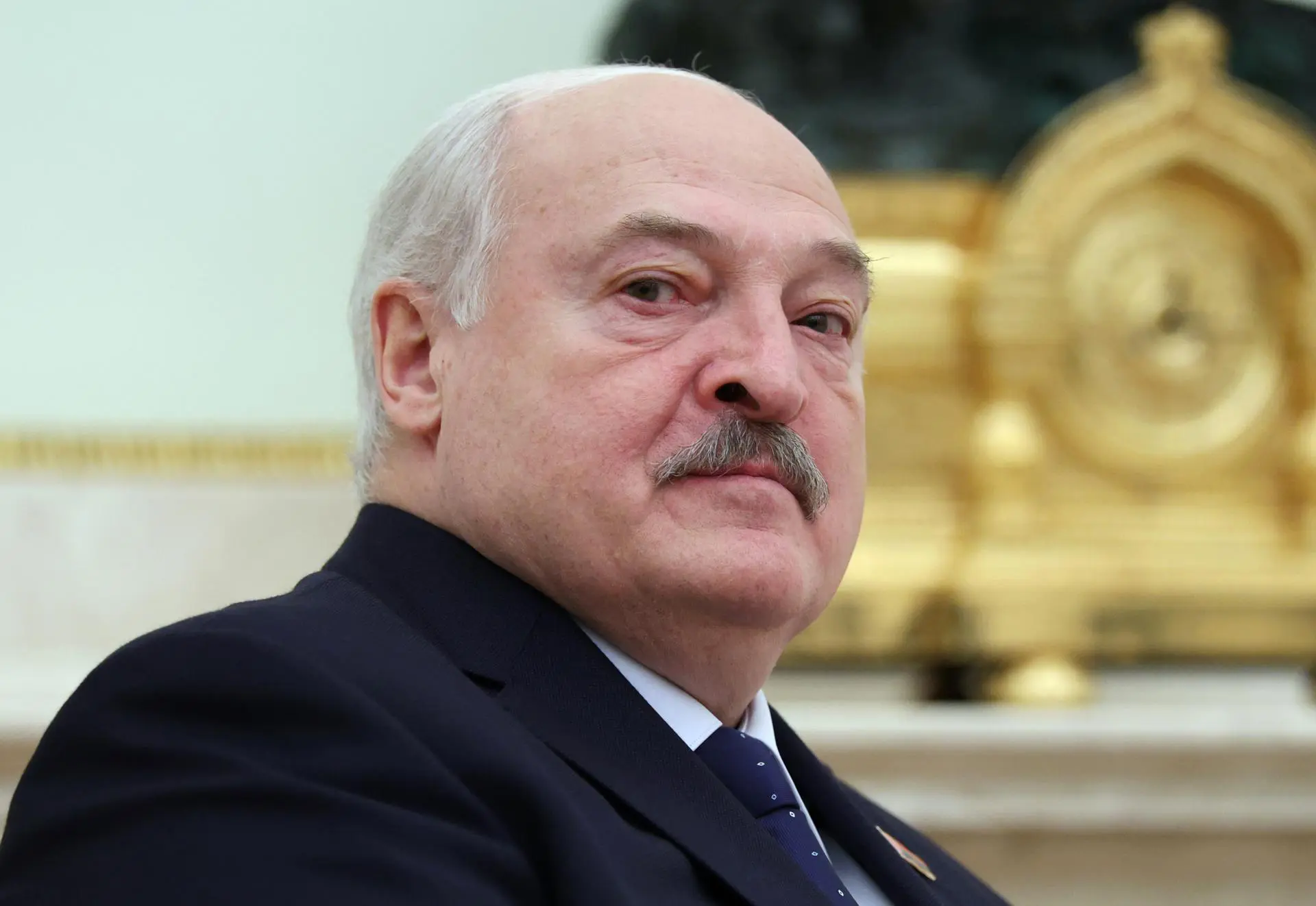 Presidente de Belarus, Alexander Lukashenko, anunciou libertação de 123 presos políticos em contrapartida