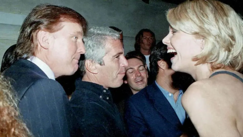 Em uma das imagens divulgadas, Trump aparece ao lado de Epstein e uma garota não identificada.