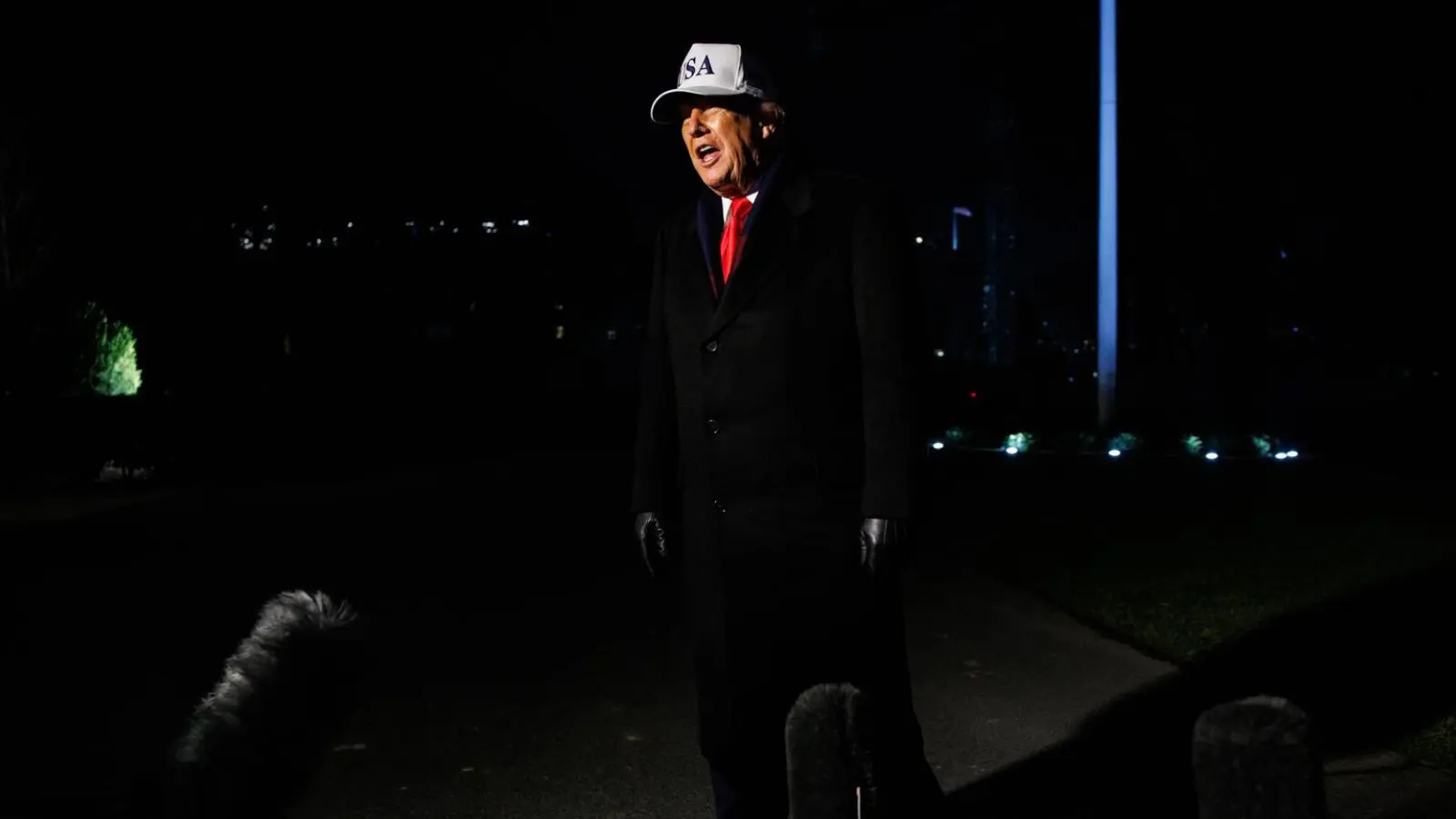 De volta à Casa Branca, o presidente Donald Trump comentou sobre o tiroteio na Brown University.