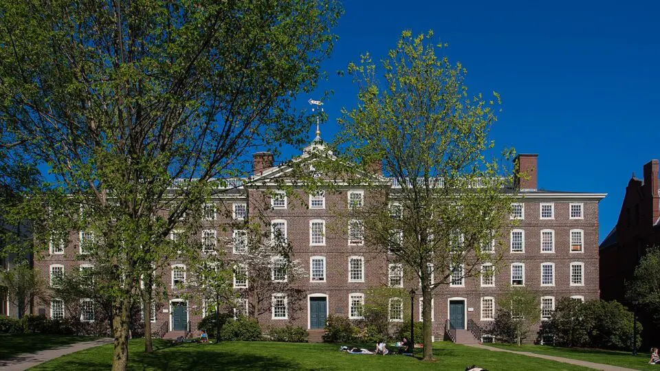 Ataque na Brown University deixou dois mortos e nove feridos no sábado (13)