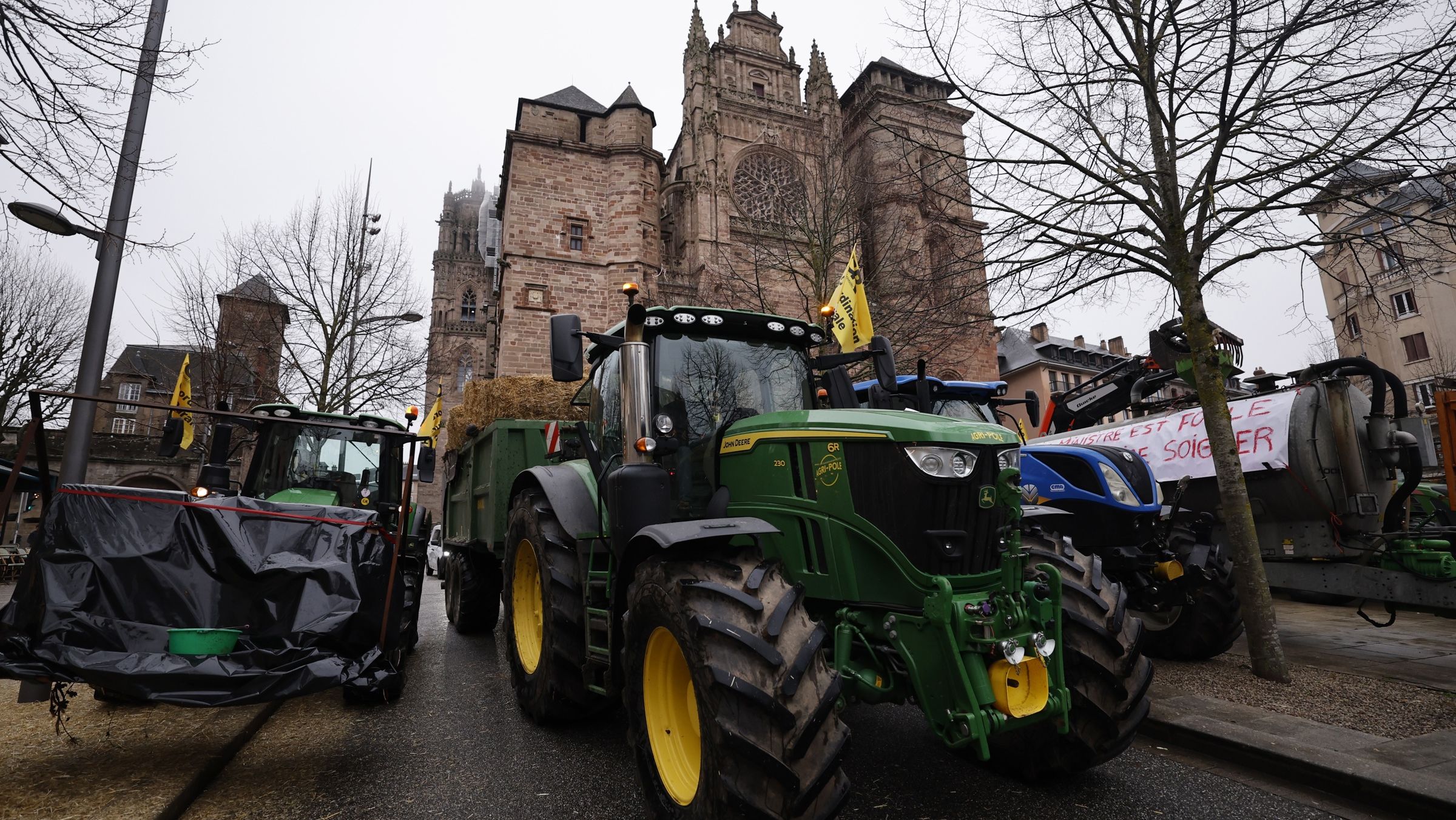 Fazendeiros franceses protestam contra ordem de abate de rebanhos; setor agropecuário francês é um dos mais resistentes a acordo com o Mercosul.